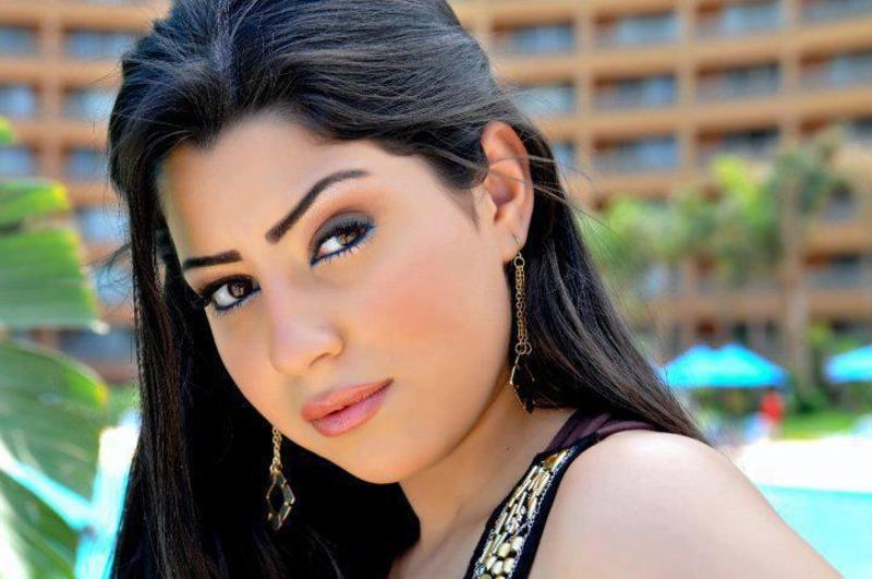 صورة أيتن عامر وزوجها بطريقة أنجلينا جولي وبراد بيت في فيلم سينمائي